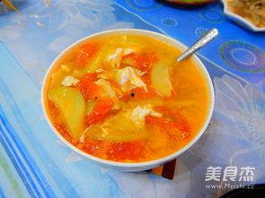 给小瓜吃番茄好吗视频,趣味亲子互动，营养美味两不误