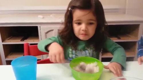 小萝莉吃瓜搞笑视频,萌态百出笑翻网友