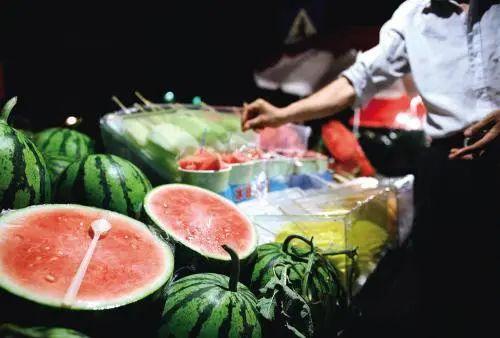 卖瓜吃瓜现场视频素材下载