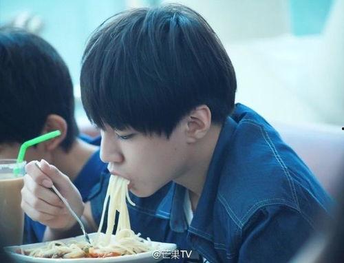 王俊凯和王总吃瓜视频,揭秘娱乐圈幕后趣闻