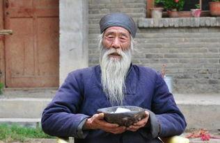 老头吃瓜被撞是哪一集视频,揭秘事故发生经过