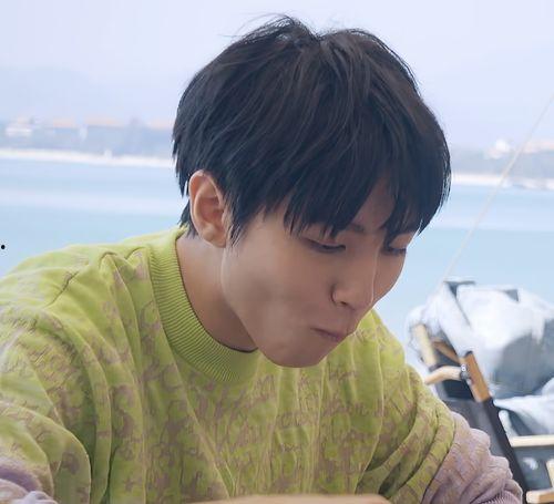 必吃大瓜王俊凯视频在线观看,揭秘明星美食背后的故事