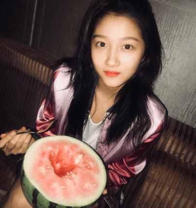 吃瓜真人实拍图片高清视频