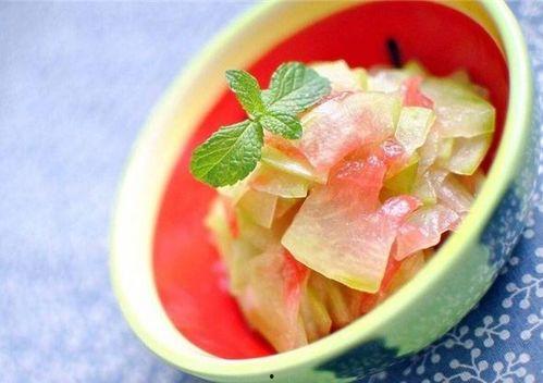 吃瓜边丢瓜皮视频,吃瓜群众演绎另类“丢瓜”秀