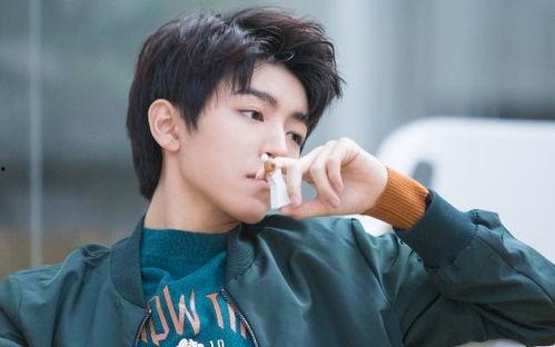 千玺王俊凯吃瓜视频大全,明星日常趣味瞬间